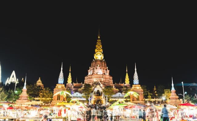 澜沧江畔逛夜市带你看西双版纳最美夜景异域风情让人夜夜流连bwin体育(图2)