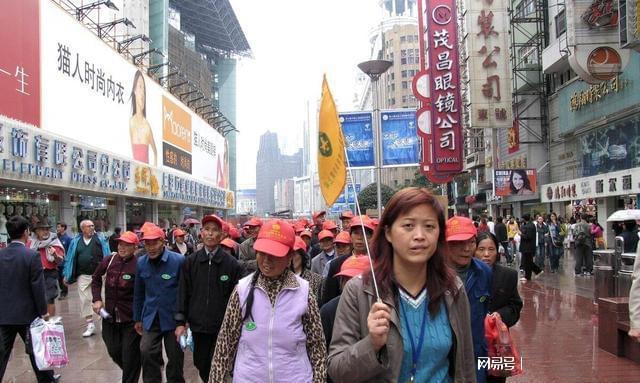 bwin体育离谱! 女子云南跟团旅游在车上睡觉被叫停 导游 她影响生意(图6)