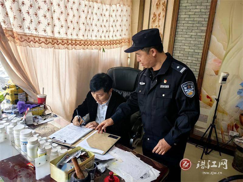 云南罗平：百万亩油菜花竞相绽放bwin体育 警方全警动员护卫旅游安全(图3)